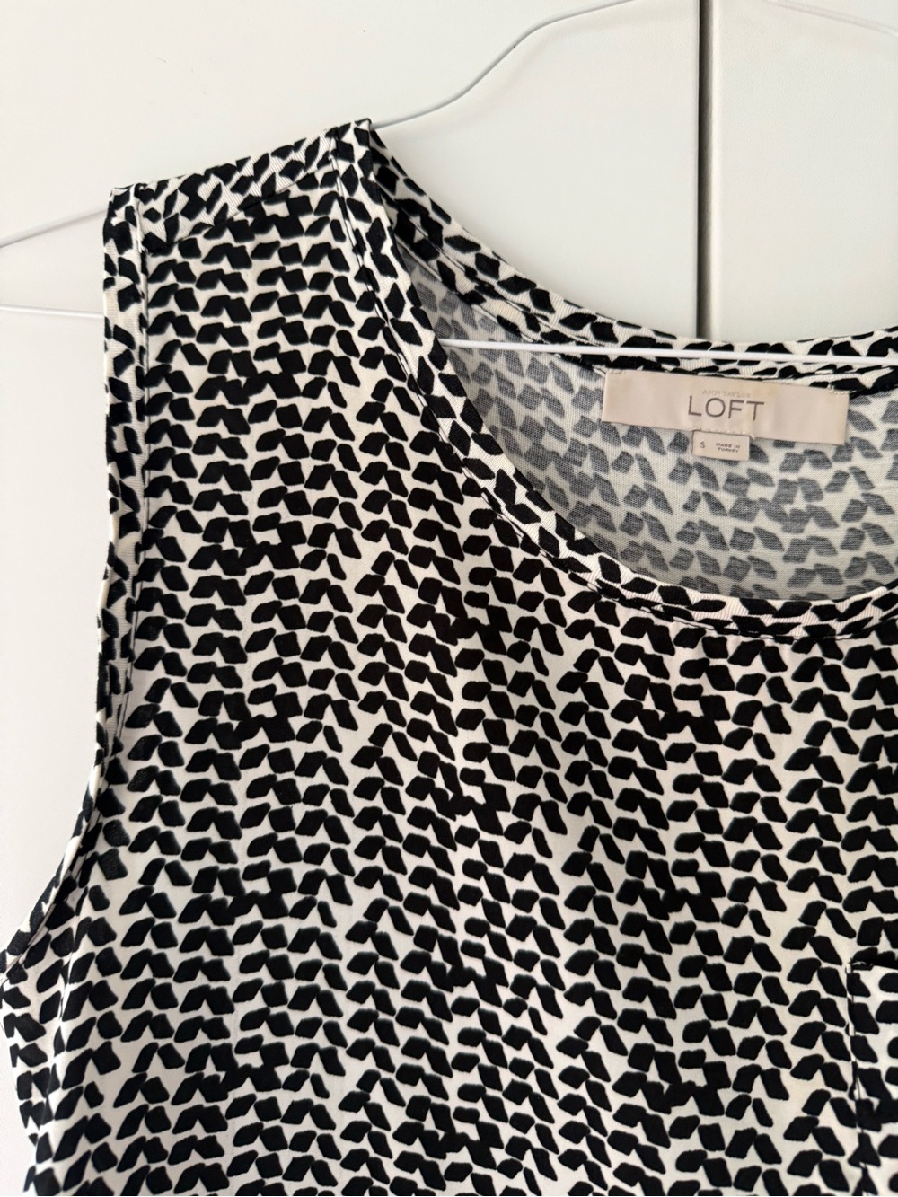 LOFT Sleeveless Blouse Black White Geometric Print Ruffle Size Small